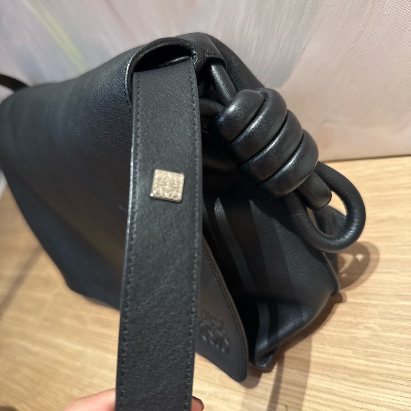 Loewe 小牛皮黑色郵差包/扭結包-10