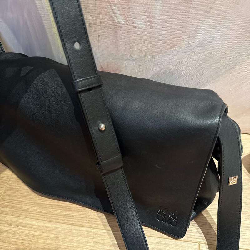 Loewe 小牛皮黑色郵差包/扭結包-11