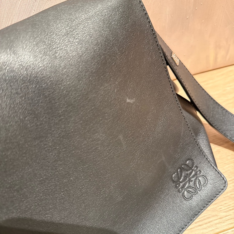 Loewe 小牛皮黑色郵差包/扭結包-14