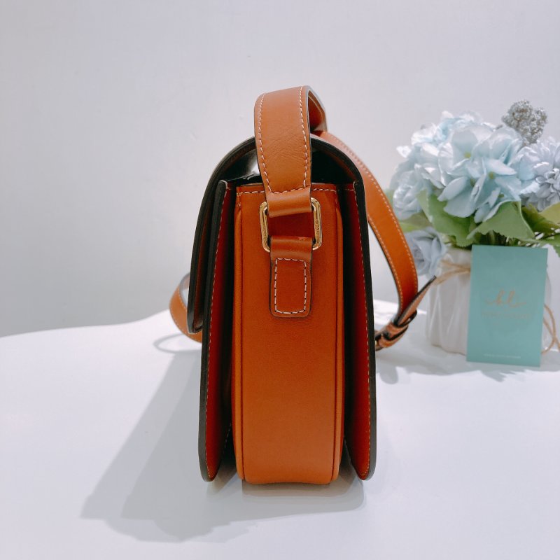 TW4868 Celine 塞琳 經典凱旋門logo 卡扣翻蓋包包 Classic Triomphe in Triomphe Canvas and Calfskin Tan x GHW-2