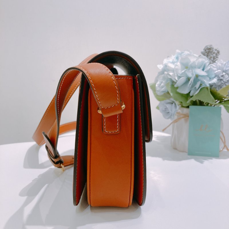 TW4868 Celine 塞琳 經典凱旋門logo 卡扣翻蓋包包 Classic Triomphe in Triomphe Canvas and Calfskin Tan x GHW-3