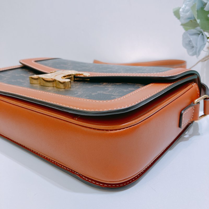 TW4868 Celine 塞琳 經典凱旋門logo 卡扣翻蓋包包 Classic Triomphe in Triomphe Canvas and Calfskin Tan x GHW-6