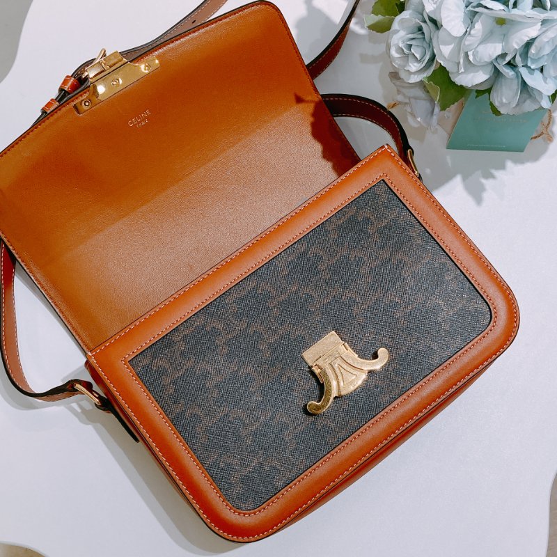 TW4868 Celine 塞琳 經典凱旋門logo 卡扣翻蓋包包 Classic Triomphe in Triomphe Canvas and Calfskin Tan x GHW-10
