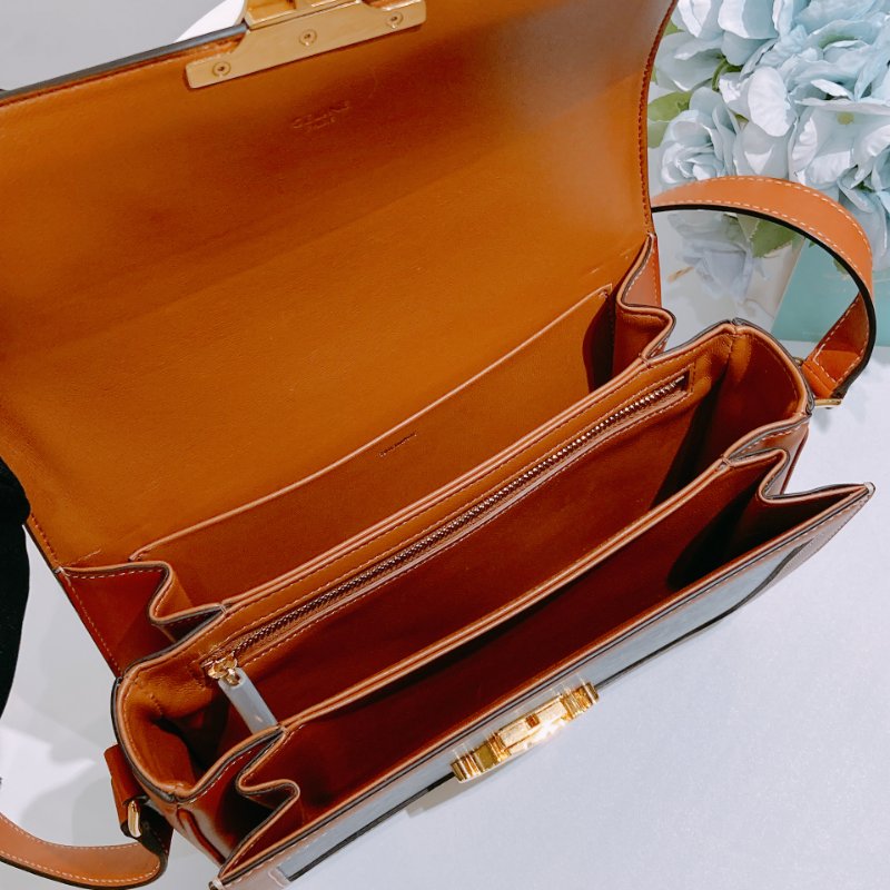 TW4868 Celine 塞琳 經典凱旋門logo 卡扣翻蓋包包 Classic Triomphe in Triomphe Canvas and Calfskin Tan x GHW-11