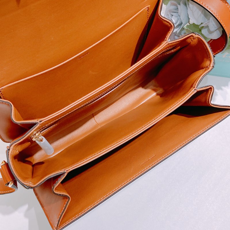 TW4868 Celine 塞琳 經典凱旋門logo 卡扣翻蓋包包 Classic Triomphe in Triomphe Canvas and Calfskin Tan x GHW-13