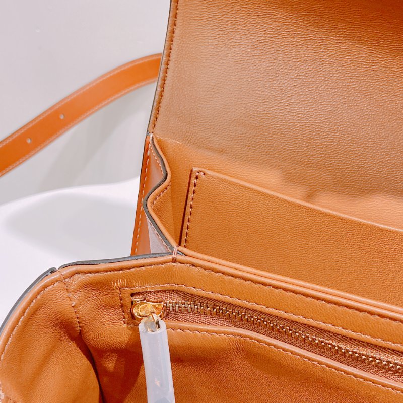 TW4868 Celine 塞琳 經典凱旋門logo 卡扣翻蓋包包 Classic Triomphe in Triomphe Canvas and Calfskin Tan x GHW-15