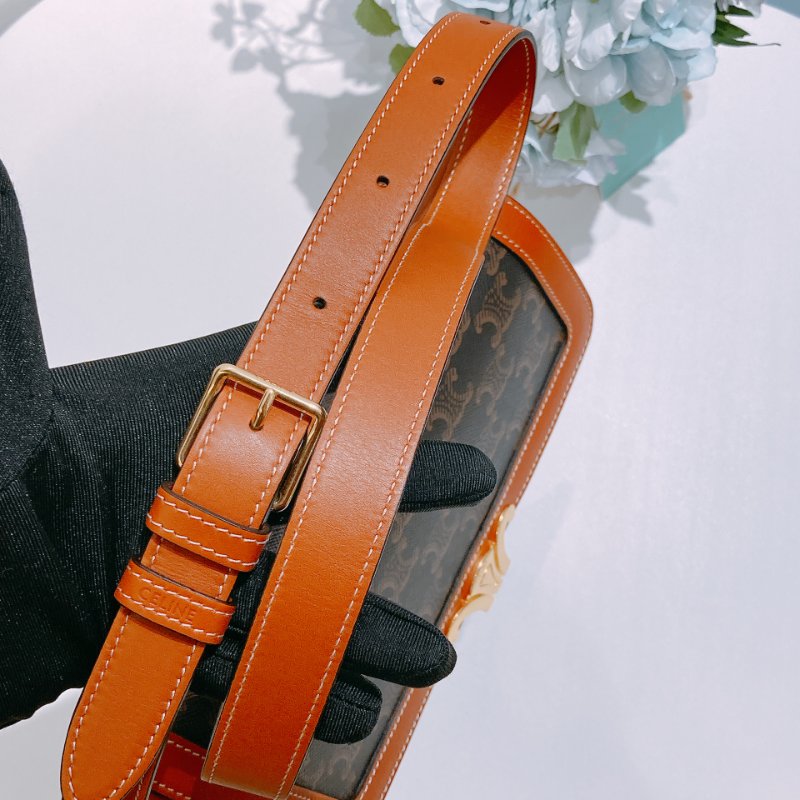 TW4868 Celine 塞琳 經典凱旋門logo 卡扣翻蓋包包 Classic Triomphe in Triomphe Canvas and Calfskin Tan x GHW-16