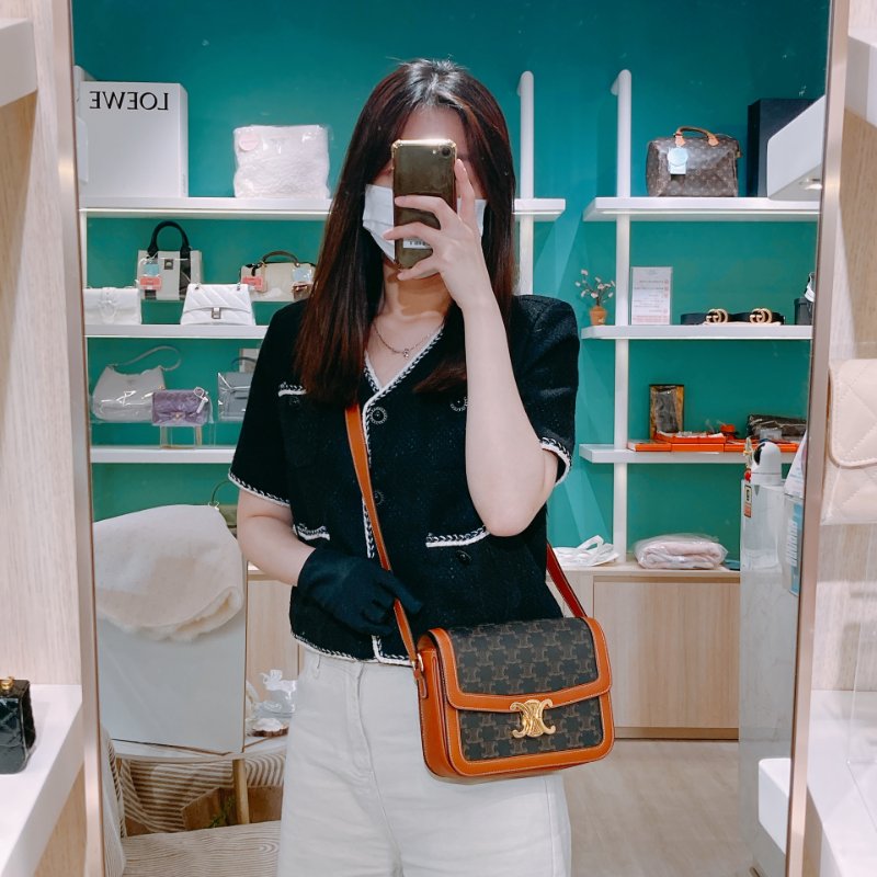 TW4868 Celine 塞琳 經典凱旋門logo 卡扣翻蓋包包 Classic Triomphe in Triomphe Canvas and Calfskin Tan x GHW-17