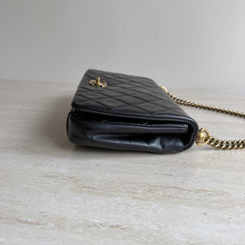 Chanel香奈兒黑金油蠟牛皮單肩包+23開 底長28cm-2