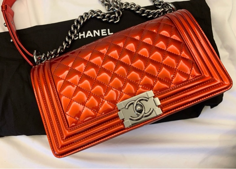 CHANEL BOY 25口蓋包 香奈兒 紅色金屬漆皮亮皮 銀鍊 釦式翻蓋 肩背包/斜背包(全新)-0