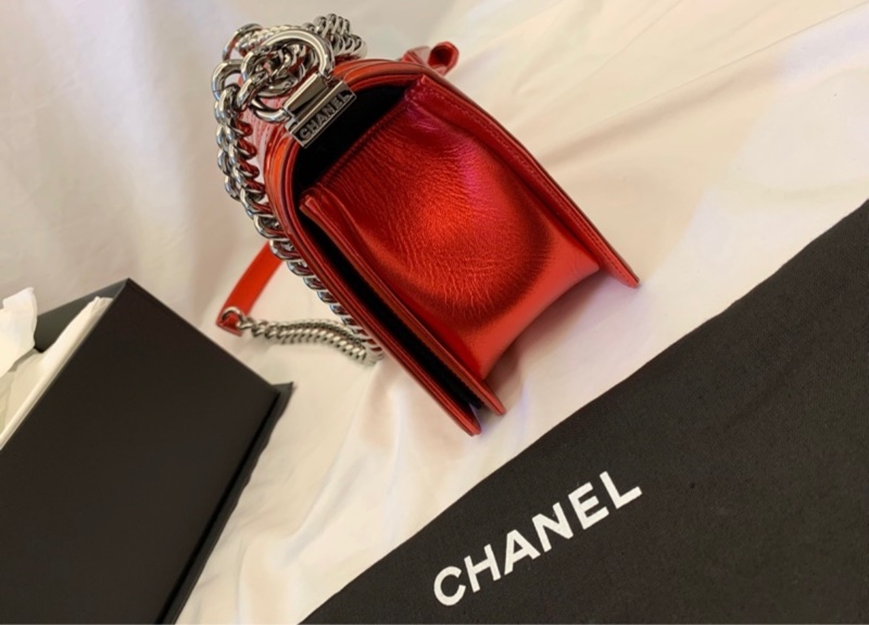 CHANEL BOY 25口蓋包 香奈兒 紅色金屬漆皮亮皮 銀鍊 釦式翻蓋 肩背包/斜背包(全新)-3