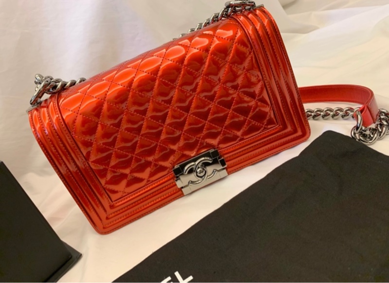 CHANEL BOY 25口蓋包 香奈兒 紅色金屬漆皮亮皮 銀鍊 釦式翻蓋 肩背包/斜背包(全新)-4