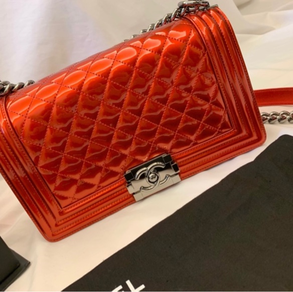 CHANEL BOY 25口蓋包 香奈兒 紅色金屬漆皮亮皮 銀鍊 釦式翻蓋 肩背包/斜背包(全新)-10