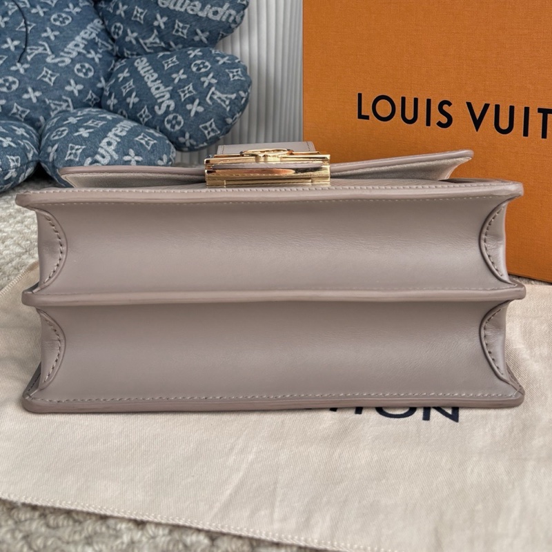 Louis Vuitton路易威登 大象灰水波紋牛皮單肩包 底長25。-7
