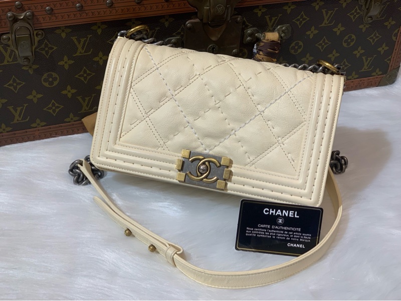 Chanel leboy中號牛皮外縫線金銀扣米白色  21開 尺寸：25*14*8cm  附件：身份卡。-0