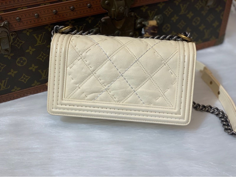 Chanel leboy中號牛皮外縫線金銀扣米白色  21開 尺寸：25*14*8cm  附件：身份卡。-1