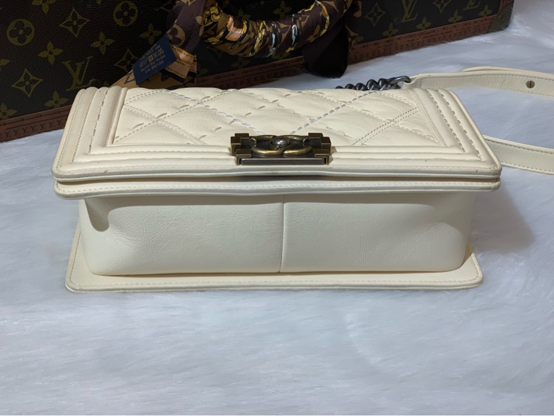 Chanel leboy中號牛皮外縫線金銀扣米白色  21開 尺寸：25*14*8cm  附件：身份卡。-2