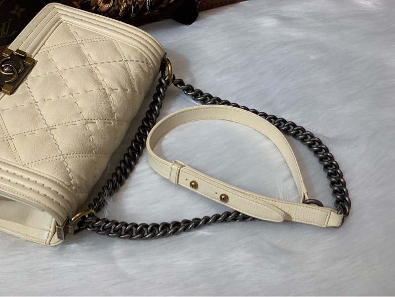 Chanel leboy中號牛皮外縫線金銀扣米白色  21開 尺寸：25*14*8cm  附件：身份卡。-4