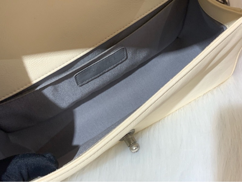 Chanel leboy中號牛皮外縫線金銀扣米白色  21開 尺寸：25*14*8cm  附件：身份卡。-5