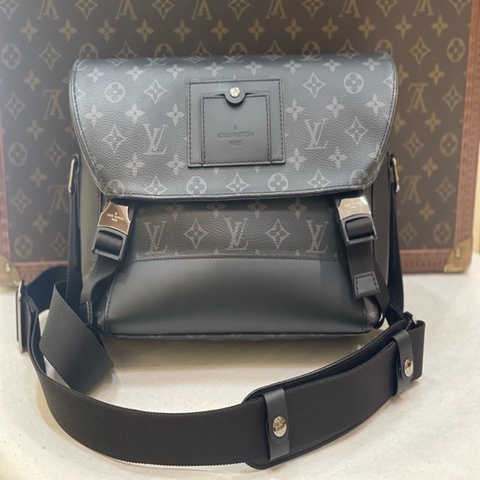 Louis Vuitton oyager 小號黑武士郵差包 芯片款 黑灰老花 低調又有辨識度 雙搭扣設計 肩帶可調節  可單肩可斜挎 無附件  尺寸：33x22.5x11