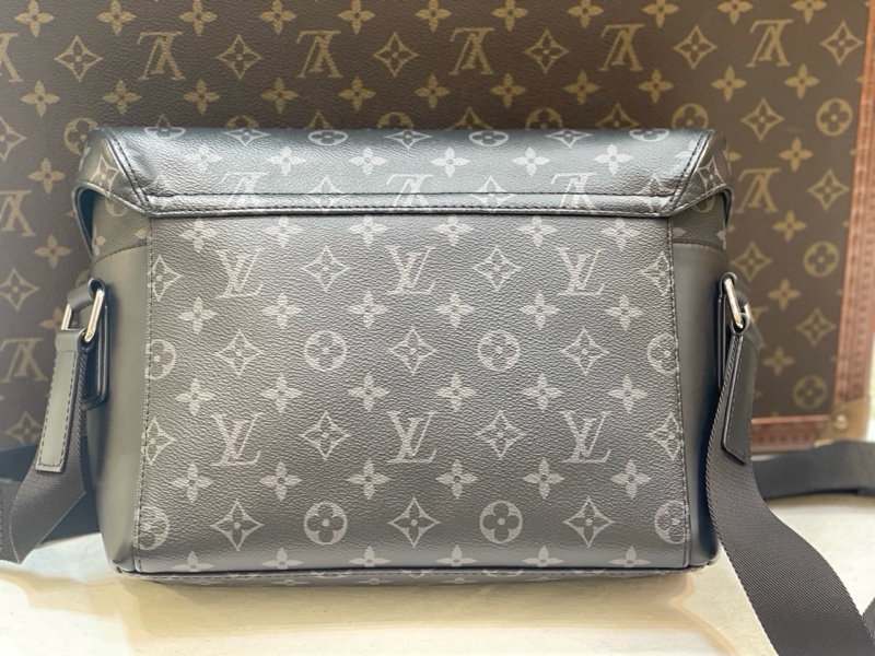 Louis Vuitton oyager 小號黑武士郵差包 芯片款 黑灰老花 低調又有辨識度 雙搭扣設計 肩帶可調節  可單肩可斜挎 無附件  尺寸：33x22.5x11-1