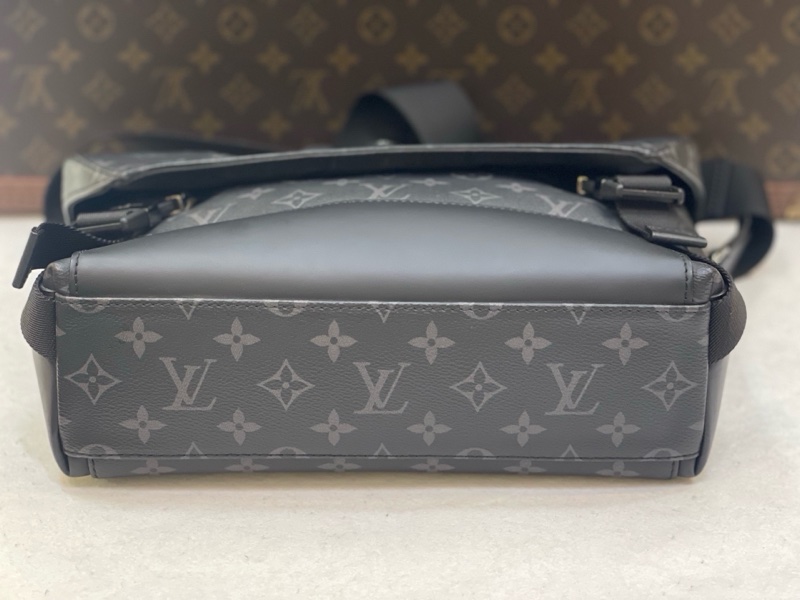 Louis Vuitton oyager 小號黑武士郵差包 芯片款 黑灰老花 低調又有辨識度 雙搭扣設計 肩帶可調節  可單肩可斜挎 無附件  尺寸：33x22.5x11-2