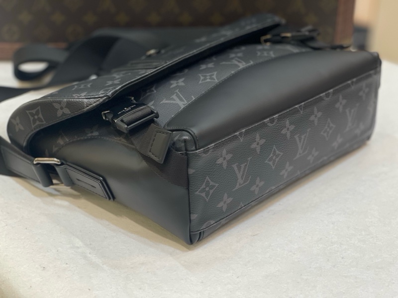 Louis Vuitton oyager 小號黑武士郵差包 芯片款 黑灰老花 低調又有辨識度 雙搭扣設計 肩帶可調節  可單肩可斜挎 無附件  尺寸：33x22.5x11-3
