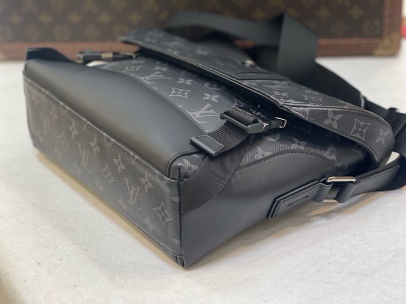 Louis Vuitton oyager 小號黑武士郵差包 芯片款 黑灰老花 低調又有辨識度 雙搭扣設計 肩帶可調節  可單肩可斜挎 無附件  尺寸：33x22.5x11-4
