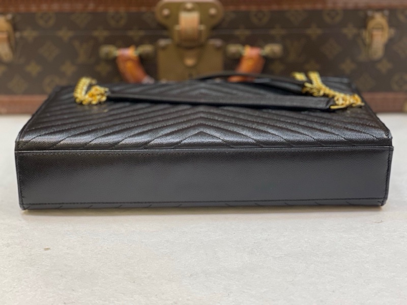 YSL 聖羅蘭荔枝皮V紋大號黑金信封郵差包 可單肩可斜挎  尺寸：31*23-2