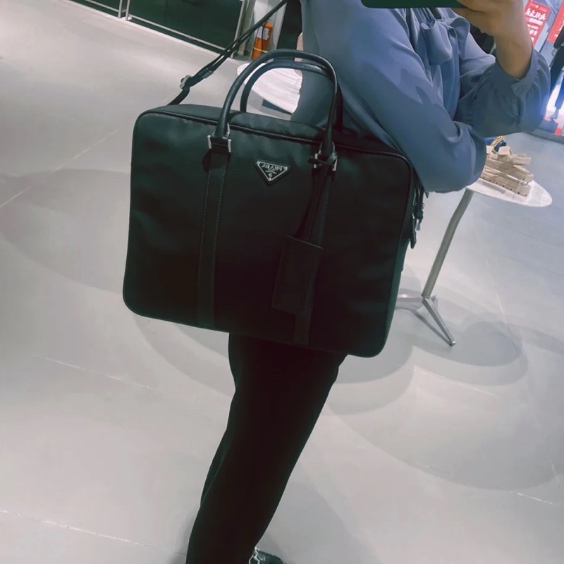 Prada 普拉达 经典款三角标 降落伞面料拼皮 公文包 手提单肩斜挎包 内有隔层 上身大气 超轻百搭 商务人士必备 黑色-0