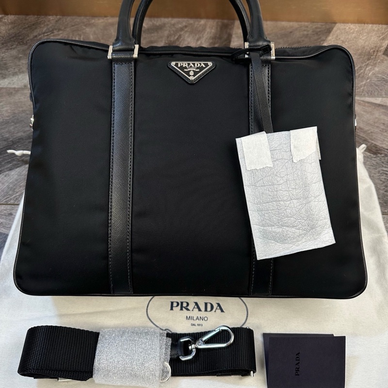 Prada 普拉达 经典款三角标 降落伞面料拼皮 公文包 手提单肩斜挎包 内有隔层 上身大气 超轻百搭 商务人士必备 黑色-1