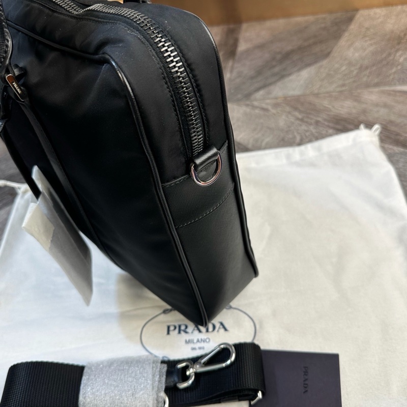 Prada 普拉达 经典款三角标 降落伞面料拼皮 公文包 手提单肩斜挎包 内有隔层 上身大气 超轻百搭 商务人士必备 黑色-4