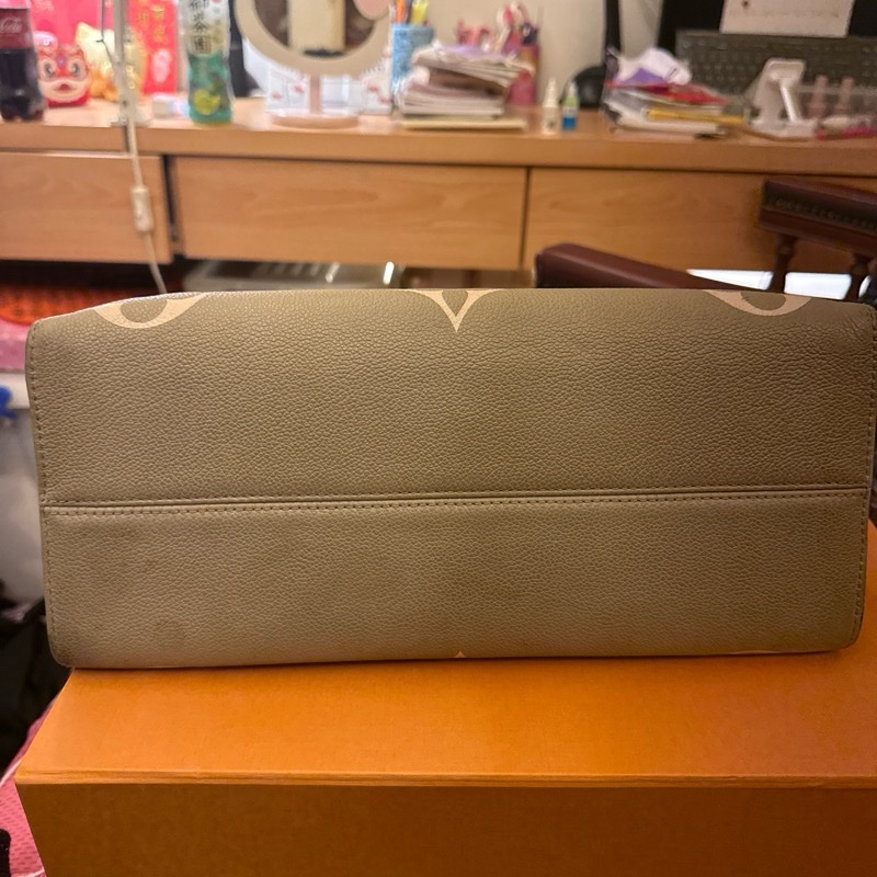LV Louis Vuitton路易威登 M45494經典ONTHEGO MM Empreinte牛皮手提/肩背包-2