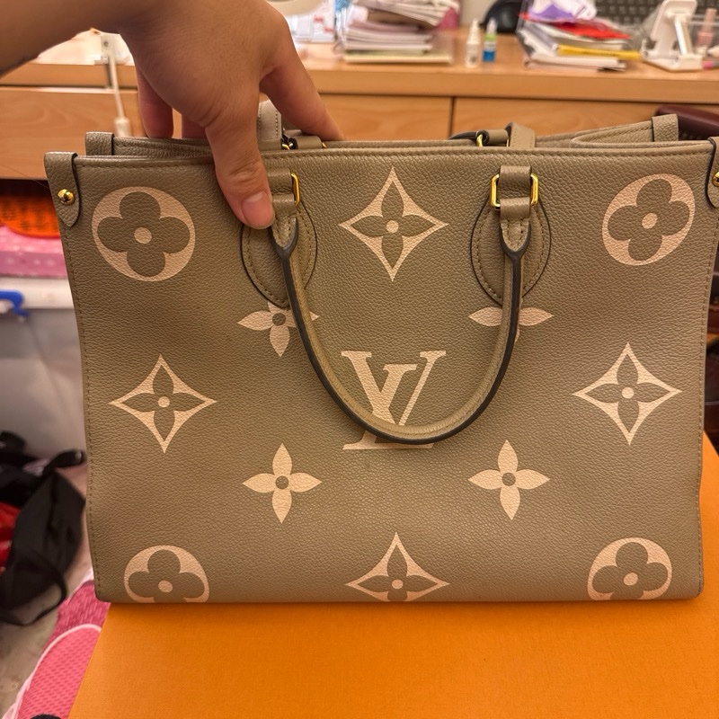 LV Louis Vuitton路易威登 M45494經典ONTHEGO MM Empreinte牛皮手提/肩背包-5