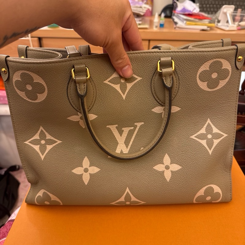 LV Louis Vuitton路易威登 M45494經典ONTHEGO MM Empreinte牛皮手提/肩背包-6