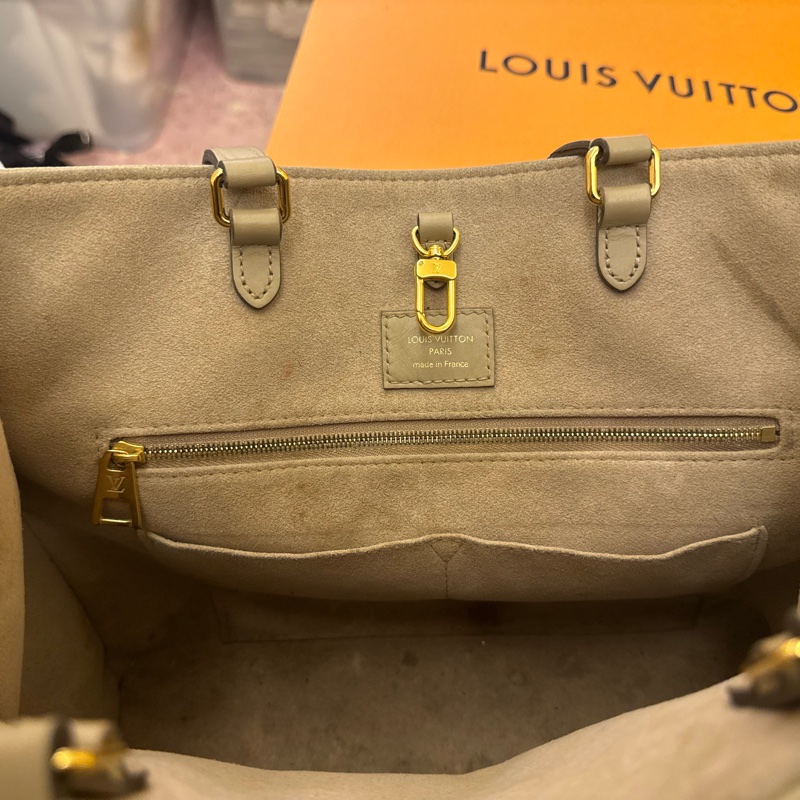 LV Louis Vuitton路易威登 M45494經典ONTHEGO MM Empreinte牛皮手提/肩背包-9