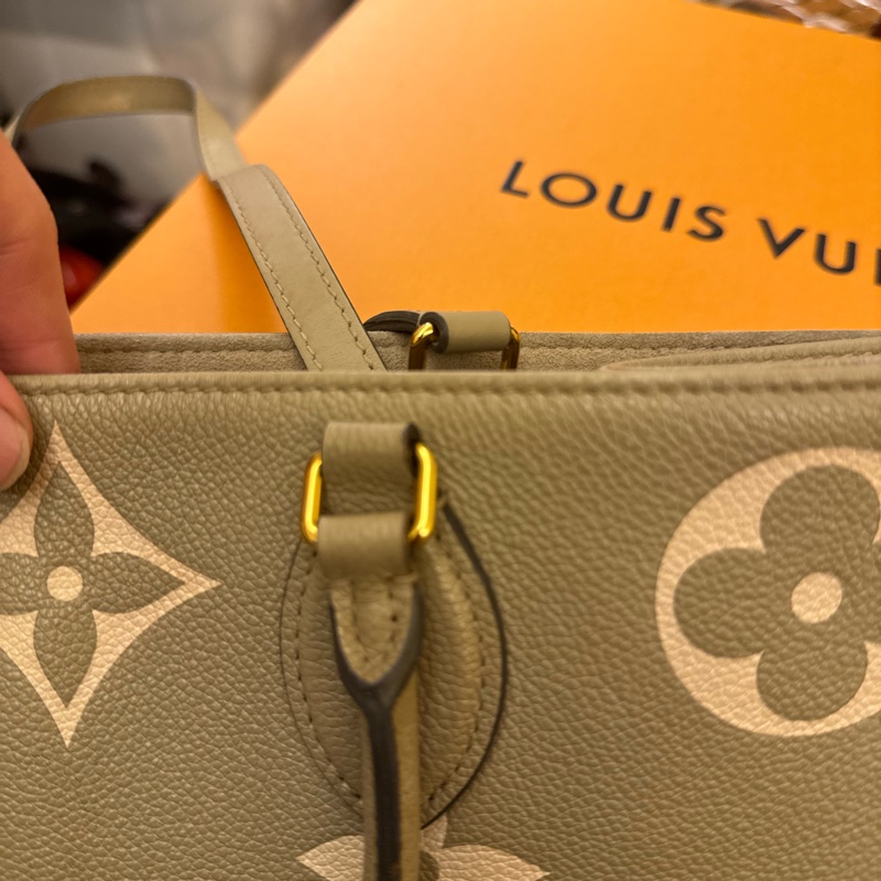 LV Louis Vuitton路易威登 M45494經典ONTHEGO MM Empreinte牛皮手提/肩背包-10