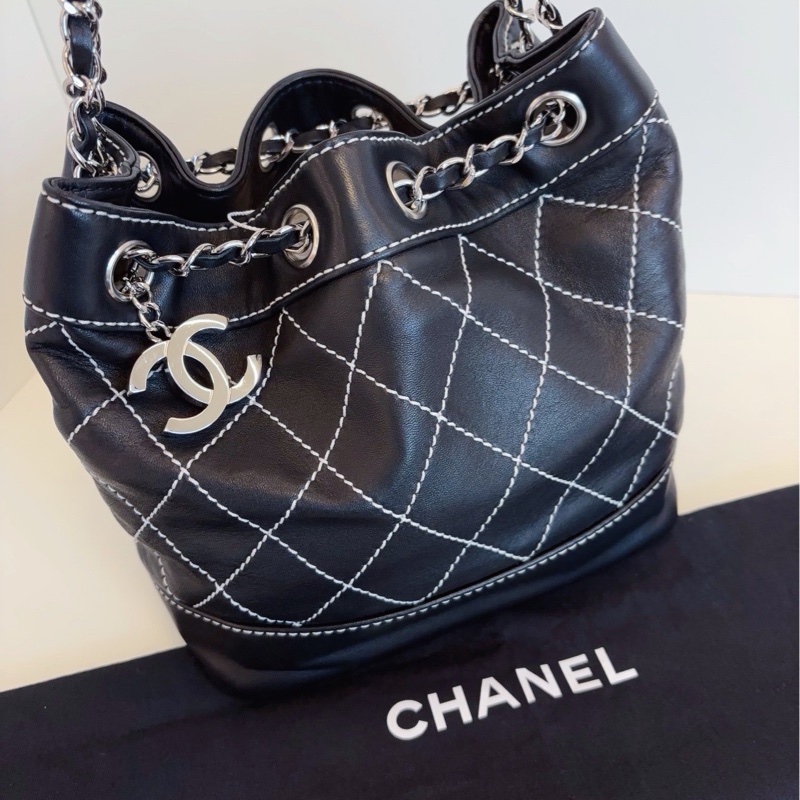✨Chanel 黑色外縫線水桶包 舒適軟牛皮 稀有難求🖤-9