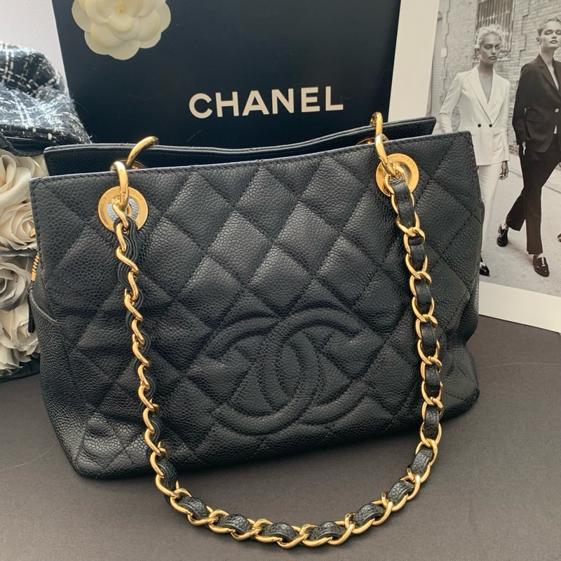 香奈儿/Chanel GST（Grand Shopping Tote）黑金荔枝纹牛皮 小号 链条托特包 尺寸：25 * 19厘米 镭射15开 单包。-0