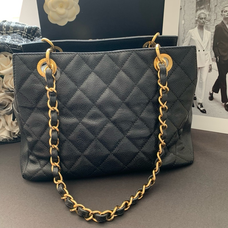 香奈儿/Chanel GST（Grand Shopping Tote）黑金荔枝纹牛皮 小号 链条托特包 尺寸：25 * 19厘米 镭射15开 单包。-1