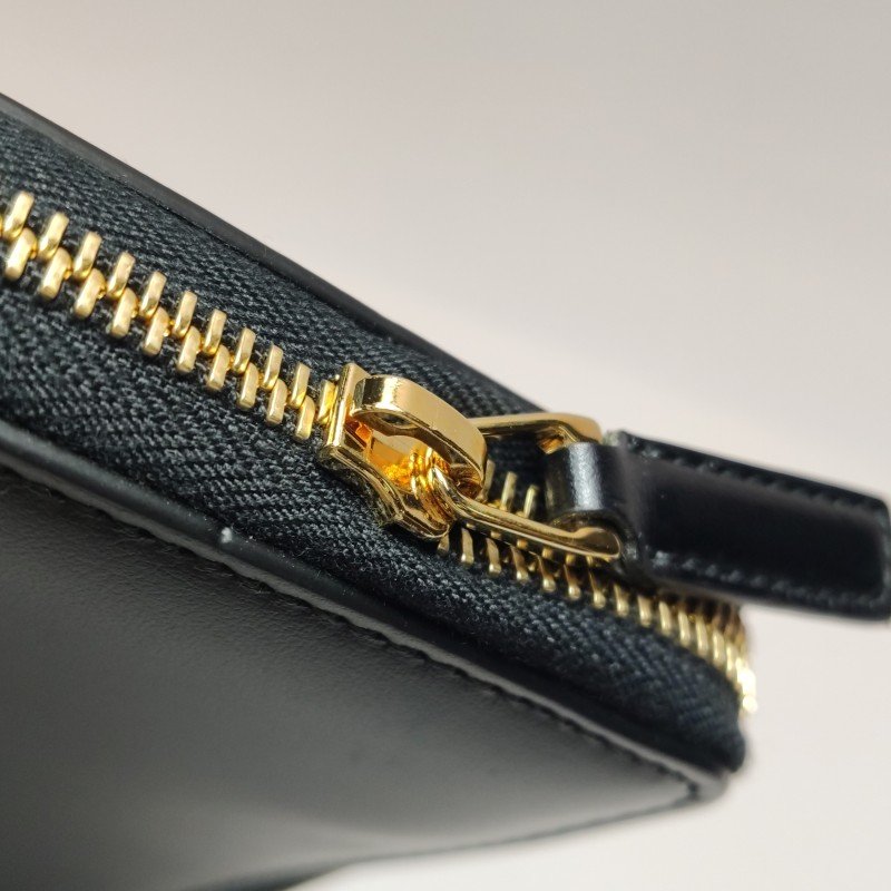 Gucci 牛皮純色字母logo拉鍊錢包-8
