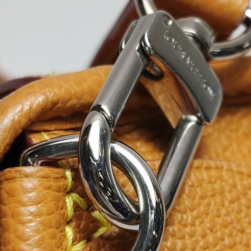 Louis Vuitton (LV) Buci牛皮純色字母logo法棍包斜背包單肩包-12