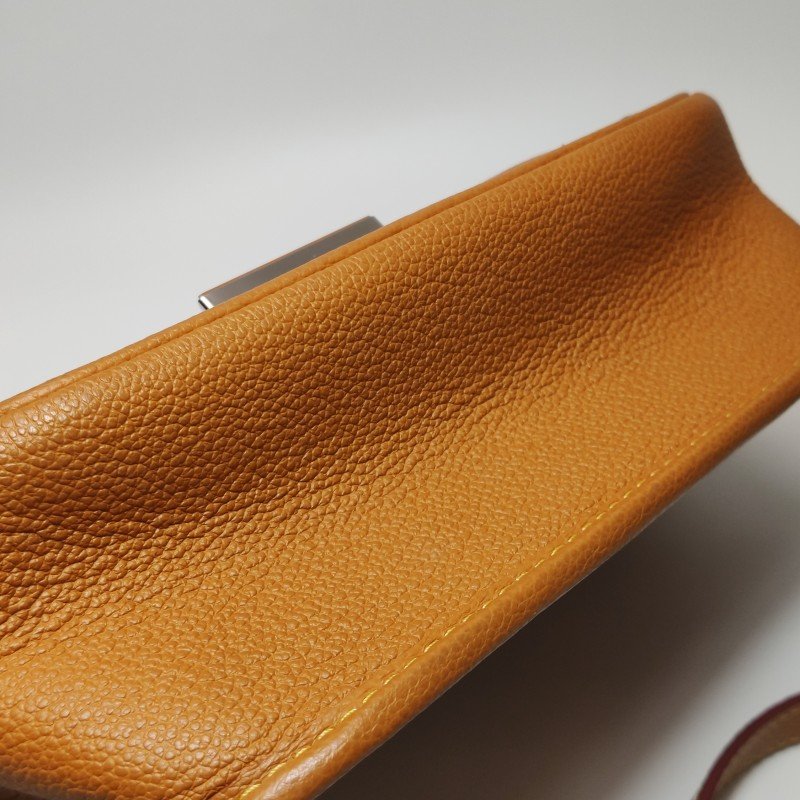 Louis Vuitton (LV) Buci牛皮純色字母logo法棍包斜背包單肩包-17