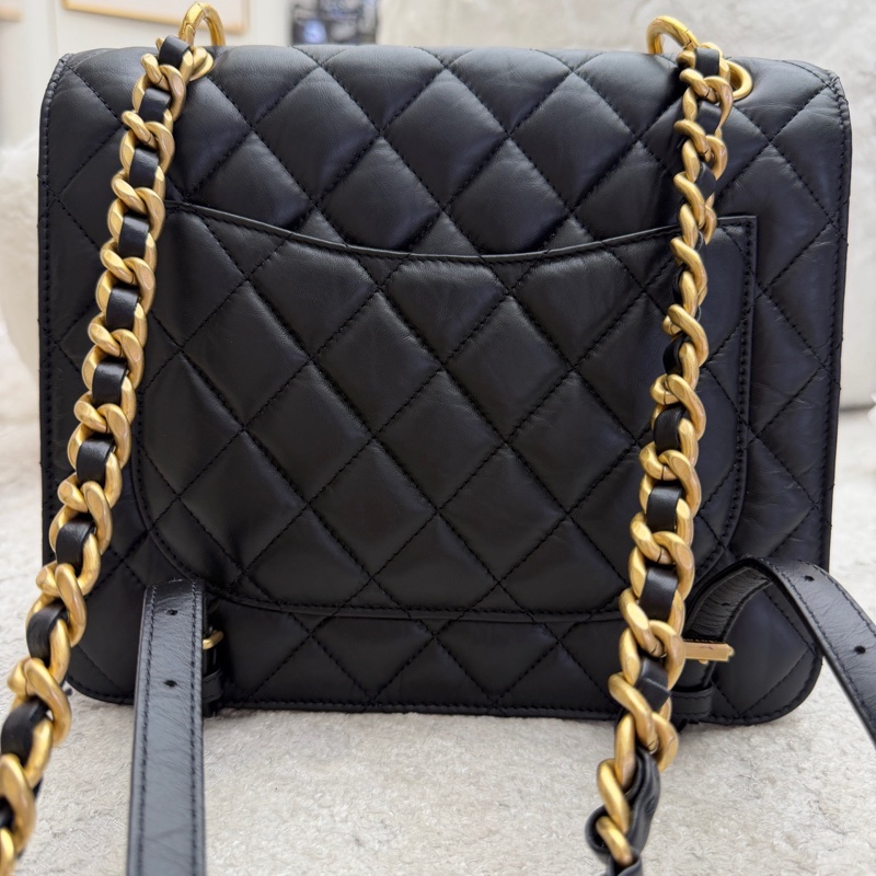 Chanel 香奈兒23S黑金牛皮郵差雙肩包 芯片款 很火的一款-1