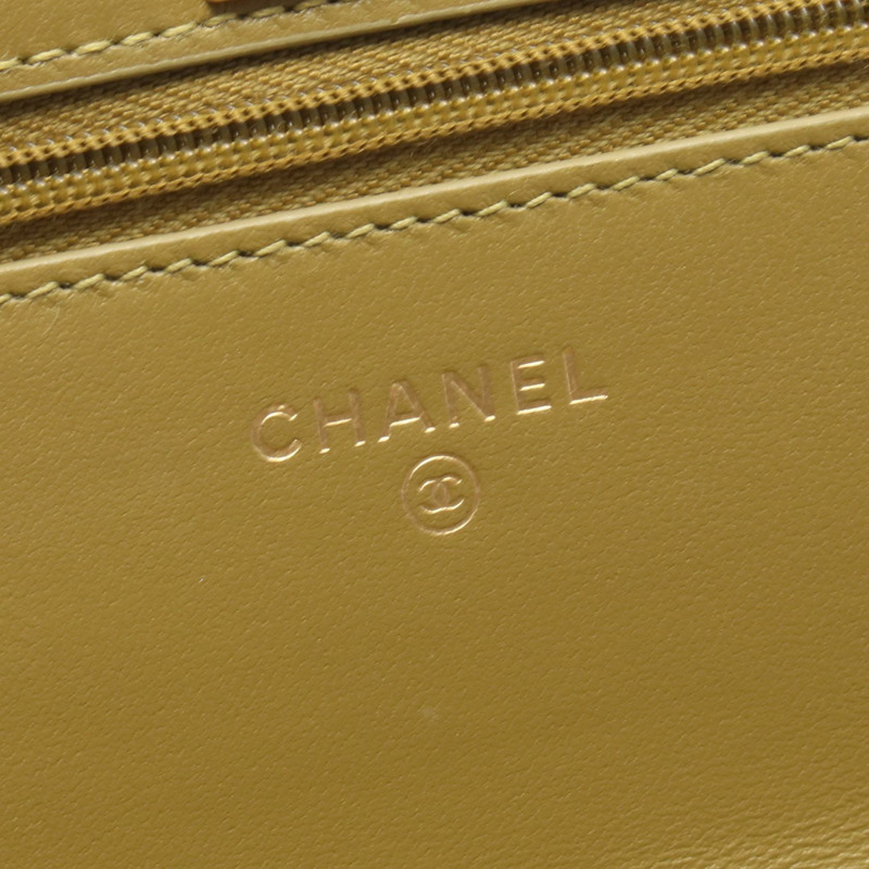 香奈兒 (CHANEL) 絎縫鏈條肩背斜背包，卡其色皮革，金色五金，二手 CC-3