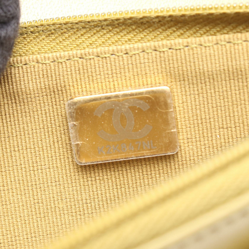 香奈兒 (CHANEL) 絎縫鏈條肩背斜背包，卡其色皮革，金色五金，二手 CC-4