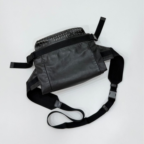 BOTTEGA VENETA 黑 鏤空 牛皮 拉鍊 胸包 胸口包 腰包 斜背包