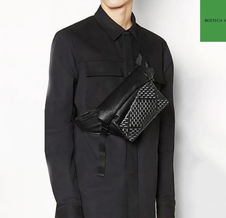BOTTEGA VENETA 黑 鏤空 牛皮 拉鍊 胸包 胸口包 腰包 斜背包-1