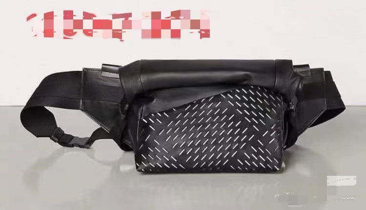 BOTTEGA VENETA 黑 鏤空 牛皮 拉鍊 胸包 胸口包 腰包 斜背包-3