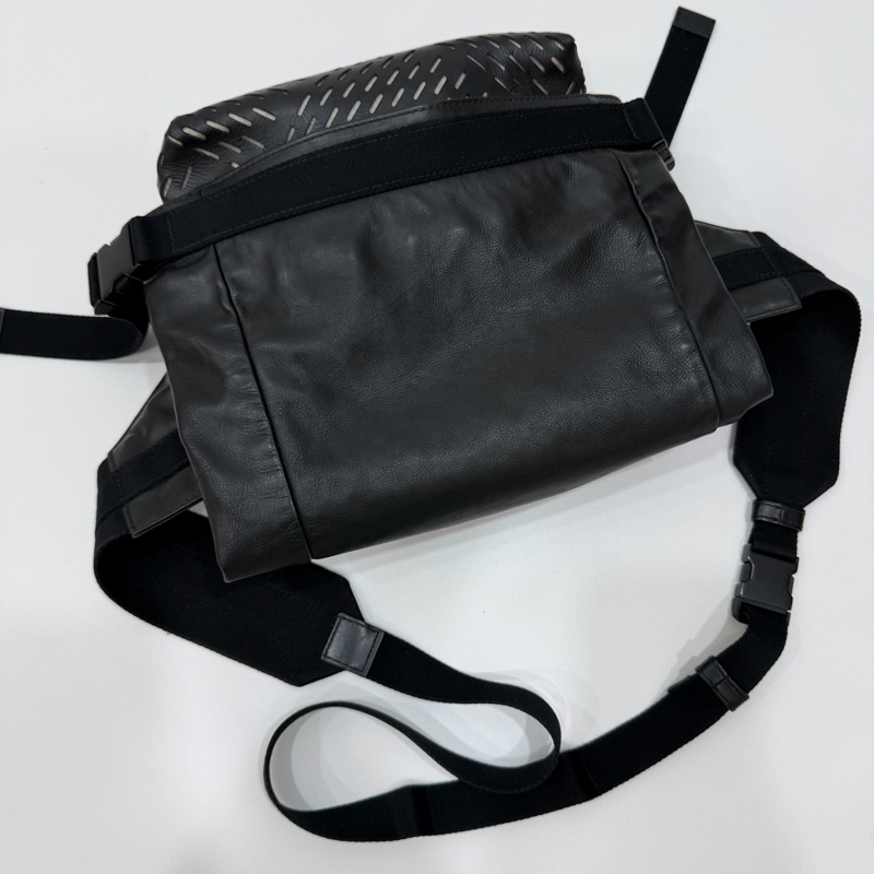 BOTTEGA VENETA 黑 鏤空 牛皮 拉鍊 胸包 胸口包 腰包 斜背包-4